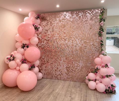 Sequin wall decorated with balloons for a beautiful backdrop Sequin Backdrop Ideas, Sequin Wall Backdrop, Birthday Backdrop Ideas, Shimmer Wall Backdrop, Photowall Ideas, Deco Ballon, Sequin Wall, 21st Birthday Decorations, Sequin Backdrop