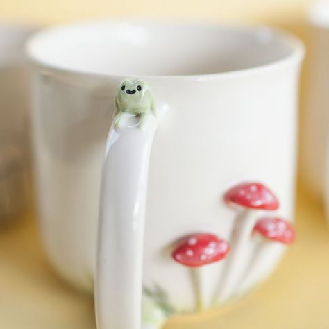 Mushroom Mugs, Frog And Mushroom, Ceramics Ideas, Ceramics Ideas Pottery, Ceramic Cup, Cute Things, Mug, Ceramics, Green