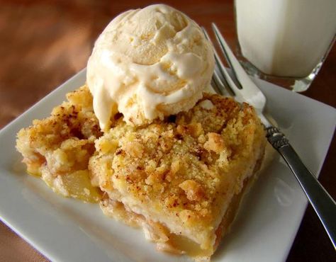 Zucchini Cobbler Recipe - Food.com - 99481.  So good tastes like apples!! Zucchini Cobbler, New York Baked Cheesecake, Fruit Deserts, Easy Apple Crumble, Apples Recipes, Pear Crumble, Apple Crumble Recipe, British Desserts, Baked Cheesecake