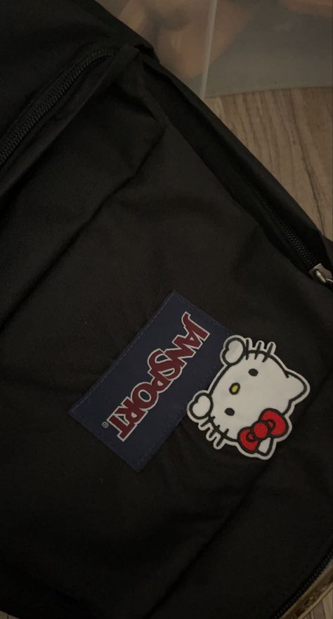 black hello kitty jansport Black Backpack Decoration Ideas, Black Aesthetic Backpack, Jansport Decoration Ideas, Decorating Jansport Backpack, Decorated Jansport Backpack, Black Bookbag Aesthetic, Hello Kitty Jansport Backpack, Hello Kitty Backpack Aesthetic, Backpack Patches Aesthetic