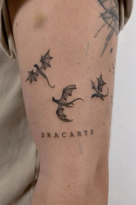 Hotd Dragons Tattoo, Got Tattoo, Targaryen Tattoo, Maching Tattoos, Nerdy Tattoos, Tatuagem Masculina Pequena, Bookish Tattoos, Clever Tattoos, Female Dragon