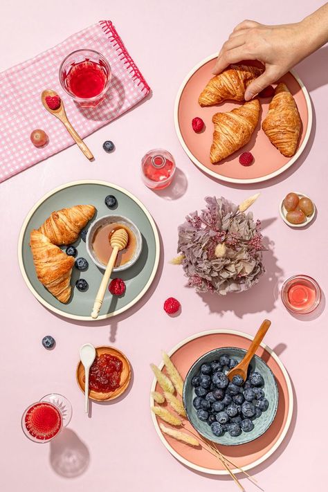 Photoshoot Food Ideas, Croissant Photography Food Styling, Retro Food Photography, Food Photography Ideas, Food Photoshoot, Dessert Photography, Food Photography Inspiration, Cake Photography, Cake Shop