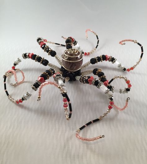 Seed Bead Octopus Pattern, Wire Octopus Diy, Beaded Praying Mantis, Beaded Octopus Pattern, Beaded Halloween Crafts, Beaded Octopus Tutorial, Beaded Sea Creatures, Things To Make With Wire, Beaded Animals Patterns