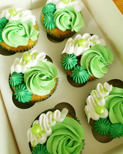 Green Cupcake Ideas, St Patrick’s Day Cupcakes, St Patricks Food, Beautiful Cake Pictures, Jumbo Cupcake, St Patrick Day Treats, Home Bakery Business, Green Cupcakes, Mothers Day Cupcakes