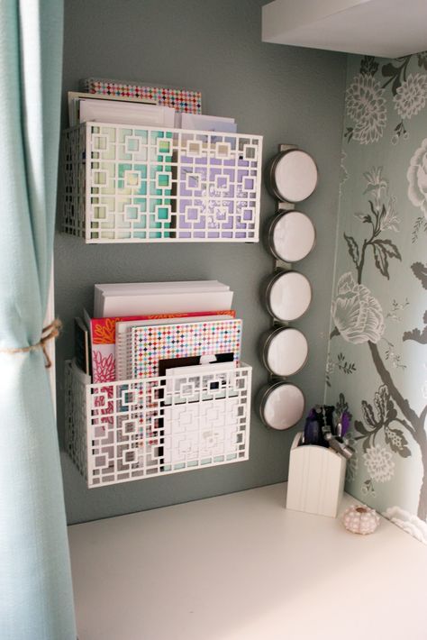 KEEP EVERYTHING VISIBLE Instead of piling stationery in a drawer, place items in decorative holders that allow you to see everything you own without eating up too much space. Cubicle Organization, Cube Decor, Cubicle Office, Ikea 2015, Work Cubicle, Cubicle Decor Office, Work Office Decor, Closet Office, White Desk