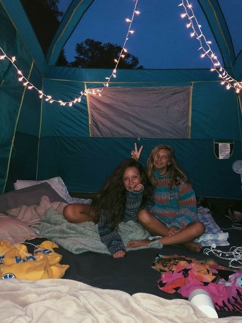 Camping Pictures With Friends, Ideas For Camping, Bff Pics, Camping Friends, Camping Diy, Vsco Film, Camping Photography, Camping Aesthetic, Fun Sleepover Ideas