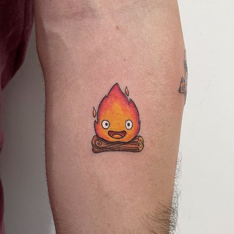 Calsifer Howl Tattoo, Calciferol Tattoo, Studio Ghibli Calcifer Tattoo, Holden Tattoo, Calcifer Drawing, Ghibli Tattoo Ideas, Calcifer Tattoo, Japan Tattoos, Howl's Moving Castle Tattoo