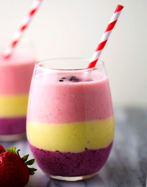 Tropical Layered Smoothie Menu Sehat, Layered Smoothie, Quick Smoothies, Iced Drinks Recipes, Perfect Smoothie, Summer Smoothies, Tropical Smoothie, Smoothie Prep, Banana Flavored