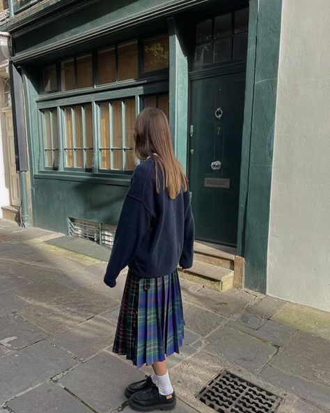 Winter 23 Fashion Trends, Plad Skirt, Skirt Sweater Outfit, Plaid Skirt Outfits, Aesthetic Sweater Outfits, Paris Fall Fashion, Princesa Diana, Mode Inspo, Winter Fits