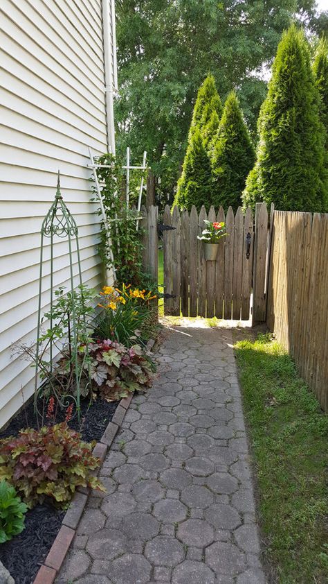 Side Garden After Front Yard Flowers, Yard Makeover, Side Yard Landscaping, Small Front Yard Landscaping, Side Yards, Small Front Yard, Gravel Garden, Easy Landscaping, Side Garden