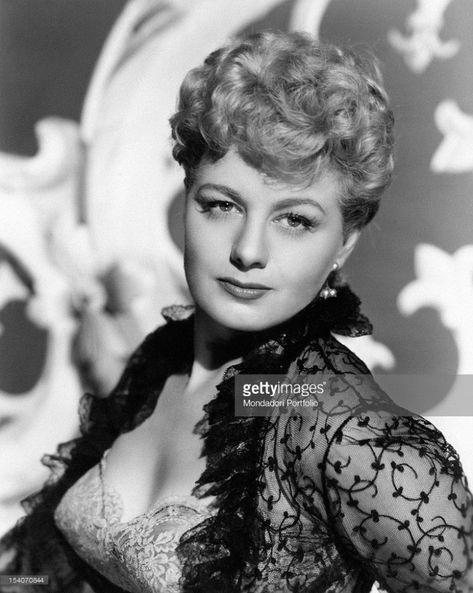 154070844 Shelley Winters, Yvonne De Carlo, Actor Studio, Classic Actresses, Actrices Hollywood, Good Girl, Old Hollywood Glamour, Golden Age Of Hollywood, Classic Films