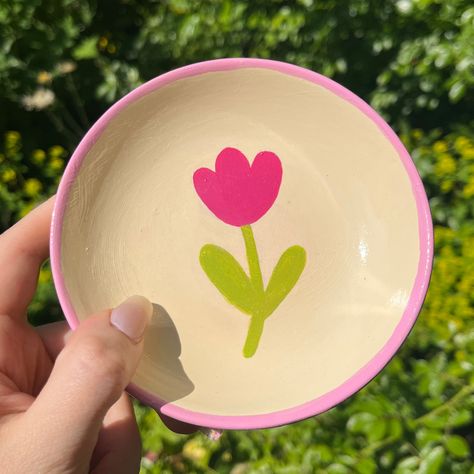 Ceramic Painting Trinket Dish, Painting Trinket Dishes, Ceramic Painting Jewelry Dish, Painting On Bowl, Painting On A Plate, Pottery Painting Inspo Jewelry Dish, Tulip Pottery Painting, Hand Painted Trinket Dish, Ceramic Plates Ideas