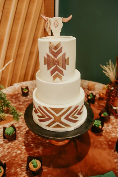 Boho Cowboy Baby Shower Ideas, Cowboy Theme Baby Shower Cake, Western Cupcakes, Wild West Baby Shower Theme, Aztec Baby Shower Ideas, Western Baby Shower Centerpieces, Western Baby Shower Cake, Western Boho Baby Shower Ideas, Boho Western Baby Shower Ideas