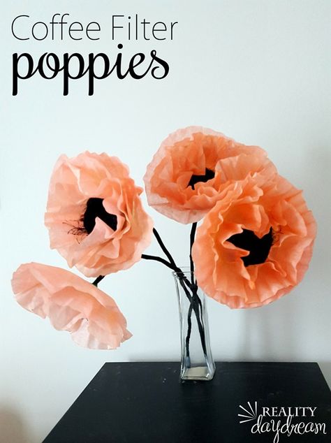 Make genuine-looking poppies with coffee filters and food coloring! {Reality Daydream} Poppy Diy, Coffee Filter Flowers Diy, Paper Activity, Coffee Filter Art, Flowers Poppies, Easy Flowers, Coffee Filter Crafts, Coffee Filter Flowers, Fleurs Diy