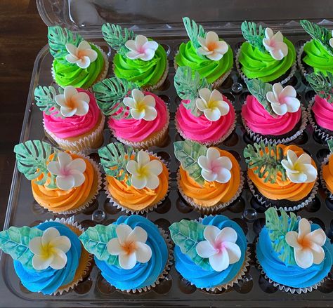 Luau Cupcakes Ideas, Luau Theme Cupcakes, Luau Cupcake Cake, Hawaiian Party Cupcakes, Tropical Birthday Cupcakes, Hawaii Themed Cupcakes, Hawaii Cupcakes Ideas, Moana Theme Cupcakes, Hawaiian Cake Ideas Luau Birthday