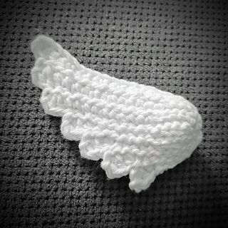 Crochet Wings, Wings Tutorial, Cardigans Crochet, Halloween Wings, 2023 Crochet, Crochet Bat, Angel Wing Ornaments, Crochet Angels, Crochet Angel