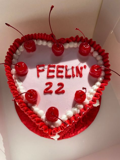 Birthday Cake 22 Girl, 22 Bday Cake Aesthetic, 22nd Birthday Ideas Cake, 22 Cakes Birthday, Birthday Ideas 22 Years Old, Cake Ideas 22 Birthday, Aesthetic 22 Birthday Cake, 22st Birthday Cake, Birthday Party 22 Years