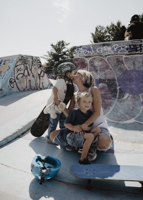 Jude And Noah, Skateboarding Couples, Motherhood Shoot, Father Son Pictures, Mothers Of Boys, Skateboard Pictures, Skateboard Aesthetic, Baby Planning, Two Boys