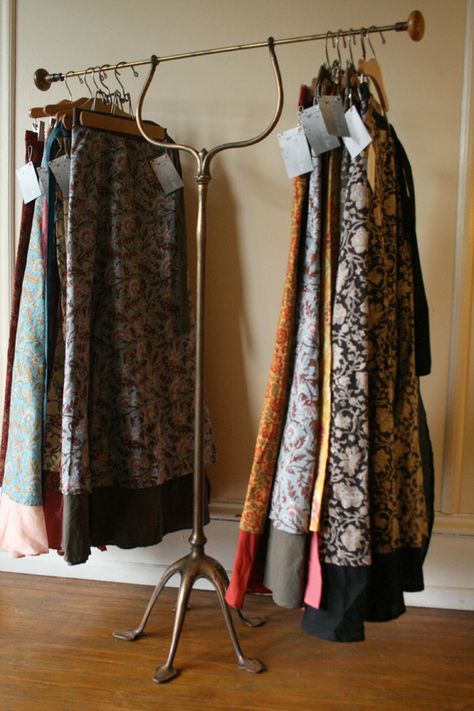 DIY: How to Build A Vintage Clothing Display for Craft and Trunk Shows Vintage Clothing Display, Clothing Rack Display, Clothing Display, Diy Clothes Rack, Diy Display, Clothing Displays, Sell Diy, Craft Show Displays, Creative Display