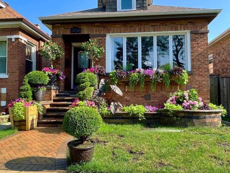 West Lawn residents Mitzi and Gilberto Cantu won the window/planter box category in the Chicago Bungalow Association’s fifth annual garden contest. (Chicago Bungalow Association) Chicago Bungalow Landscaping, Chicago Bungalow Landscaping Front Yard, Bungalow Landscaping Front Yard, Bungalow Landscaping, Large Wooden Planters, Houston Garden, Chicago Bungalow, Beachside Bungalow, Bungalow Style House