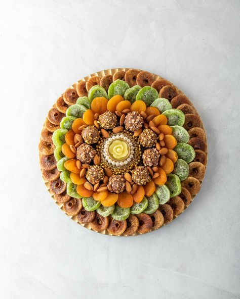 Dry Fruit Plate Decoration, Dry Fruits Bouquet Diy, Dry Fruits Plate Decoration Ideas, Dry Fruits Decoration Ideas, Ankut Decoration, Sweets Platter, Seemantham Decoration, Food Tray Ideas, Fruit Basket Diy Gift