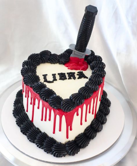 Spooky Cakes, Gothic Birthday Cakes, Crazy Birthday Cakes, Bakery Vintage, Cute Halloween Cakes, Rip 20s, Scary Halloween Cakes, Horror Cake, Halloween Theme Birthday