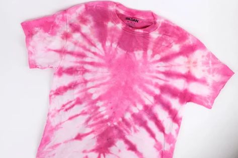 Diy Heart Tie Dye Shirt, Tye Dye Heart Patterns Diy, How To Heart Tie Dye, How To Make A Heart Tie Dye Shirt, Lover Tie Dye Shirt, How To Do Heart Tie Dye, How To Tie Dye Heart Pattern, Tie Dye Heart Techniques, Tye Dye Heart Pattern