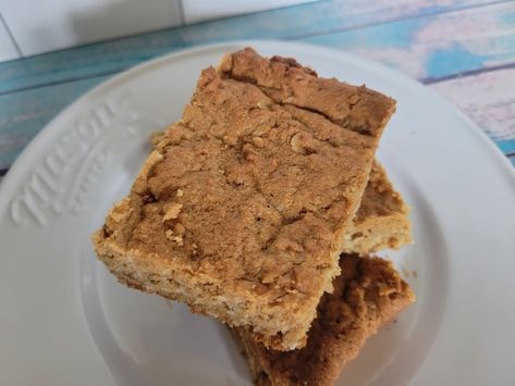 Bring back memories of elementary school cafeteria days with these retro frosted peanut butter bars. School Cafeteria Peanut Butter Bars, Cafeteria Peanut Butter Bars, School Cafeteria Recipes, Cafeteria Rolls, Elementary School Cafeteria, Cafeteria Recipes, Basic Mashed Potatoes, School Cafeteria Food, Homemade Tater Tots