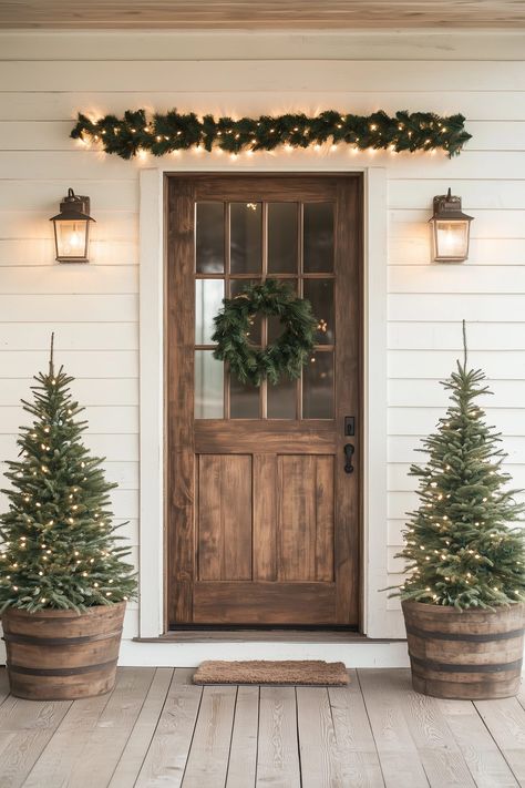 Barndominium Christmas Decor, Simple Christmas Porch Ideas, Winter Porch Decorating Ideas After Christmas, Simple Porch Christmas Decor, Front Of House Christmas Decor, Simple Front Porch Christmas Decor Ideas, Farmhouse Christmas Centerpiece Ideas, Backyard Christmas Decor Ideas, Front Porch Winter Decor Ideas