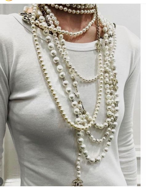 Light Maximalism, Pearly Queen, Outfit With Pearls, Pearl Necklace Aesthetic, Suzanne Koller, Pearls Aesthetic, Wearing Pearls, Chanel Pearls, Beautiful Mess