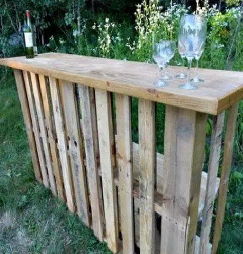 Bar Made From Pallets, Bar En Plein Air, Pallet Building, Made From Pallets, Outside Bars, Bar Exterior, Pallet Bar, Pallet Creations, Pallet Crafts