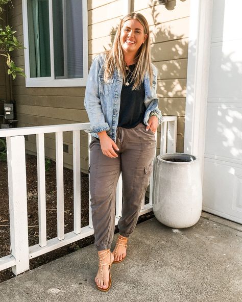 Cargo Pants Curvy, Dresses Midsize, Outfit Ideas Cargo, Outfit Ideas Cargo Pants, Midsize Outfits, Mid Size Fashion, Midsize Fashion, Summer Outfits For Moms, Casual Work Outfits