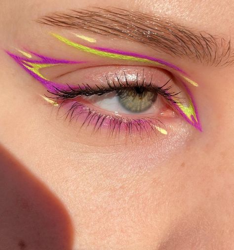 7 Reasons Why Colorful Eyeliner is the Talk Of The Town | Fashionisers© Two Color Eyeliner, Eyeliner 2023, Eyeliner Idea, Colorful Eyeliner, Color Liner, Eyeliner Designs, Red Eyeliner, Liquid Glitter Eyeshadow, Graphic Eyeliner