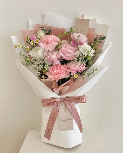 Soft Flower Bouquet, Thank You Bouquet, Flower Bouquet Ideas Gift, Grad Flowers Bouquet, Flower Bouquet For Birthday, Pink Carnation Bouquet, Birthday Bouquet Flowers, Flower Bouquet Aesthetic, Small Bouquet Of Flowers