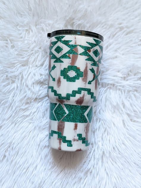 Country Tumbler Ideas, Western Tumbler Cups, Khloe Bedroom, Indian Tumbler Ideas, Western Tumbler Ideas, Tumblr Cup Designs Western, Western Tumblers, Western Stanley, Western Cups