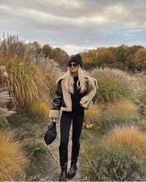 Zara Teddy Jacket, Sheepskin Jacket Outfit, Shearling Jacket Outfit, Seattle Trip, Japan Winter, 2023 Aesthetic, Going For A Walk, Fall Ootd, Disneyland Outfits