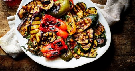 Grilled vegetable antipasti Sicily Food, Vegan Starters, Vegetarian Barbecue, Italian Dinner Party, Tomato And Cheese, Grilled Veggies, Best Italian Recipes, Barbecue Recipes, Cured Meats