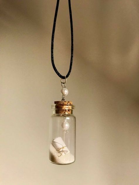 Tiny Jars, Mini Glass Bottles, Diy Jewelry Projects, Diy Plant Hanger, Mini Jars, Tanah Liat, Bottle Jewelry, Bottle Charms, Fairy Necklace