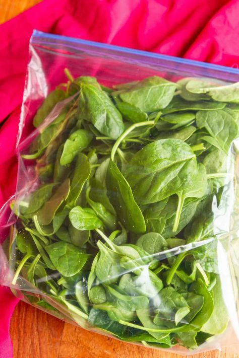 How To Freeze Spinach (Can You Freeze Spinach? Yes!) – Unsophisticook Freeze Fresh Spinach, Freeze Spinach, How To Freeze Celery, Freeze Avocado, Freezing Vegetables, Frozen Potatoes, Raw Spinach, Spinach Smoothie, Frozen Broccoli