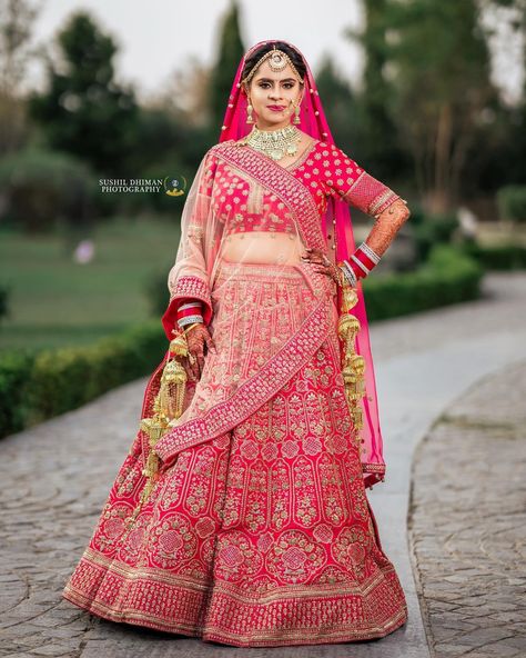 Dulhan Portrait, Wedding Dulhan Pose, Wedding Dulhan, Single Pose, Indian Bride Poses, Marathi Wedding, Diwali Photos, Single Pic, Rajputi Dress