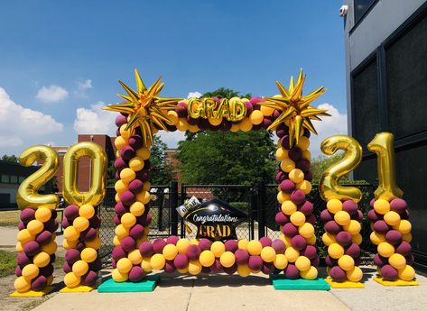 Graduation Balloon Ideas, Graduation Balloon Decorations, Graduation Balloon Arch, Balloon Decorations Graduation, Prom Balloons, Class Reunion Decorations, Kindergarten Graduation Party, Prom Backdrops, Graduation Party Backdrops