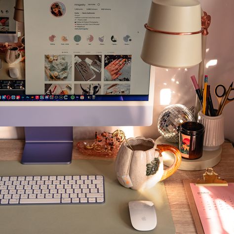 Imac 2021 purple and green desk setup up. Fall light, ocrober decorations. Purple Imac, Green Desk Setup, Imac Aesthetic, Imac Setup, Imac Desk, Imac 2021, Aesthetic Tech, Gaming Aesthetic, Imac Desktop