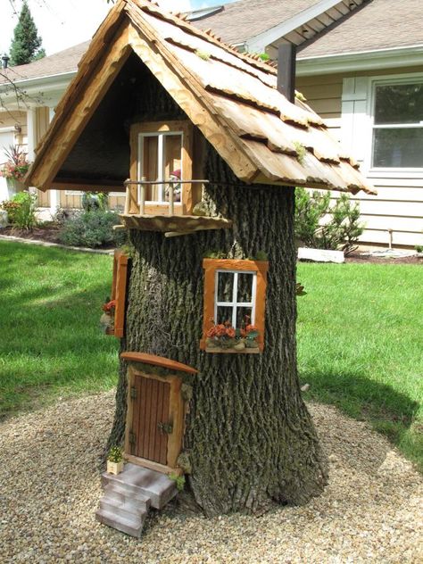 Fairy Tree Stump House, House With A Big Yard, Garden Ideas Homemade, Tree Stump Decor, Fairy Tree Houses, Cute Little Houses, Fairy Garden Designs, Fairy Garden Crafts, A Small House