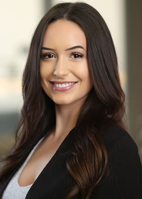 Professional Headshots Women Brunette, Beautiful Business Woman, Perfessional Headshots, Profession Head Shots Women, Physician Headshots, Professional Poses Business, Corporate Picture Poses Women, No Makeup Headshots, Business Woman Photography Professional Headshots Corporate Portrait