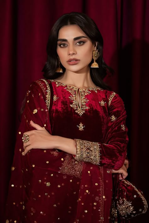 Handwork On Velvet Suits, Velvet Kurta Pakistani, Velvet Dresses Outfit, Embellished Dresses, Velvet Suit Design, Velvet Kurta, Velvet Dress Designs, Potli Bag, Elegant Outfit Classy