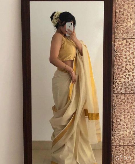 Onam Aesthetic Pics, Onam Saree Poses, Onam Saree Look, Goa Fits, Lehenga Ideas, Trending Saree, Onam Outfits, Onam Saree, Kasavu Saree