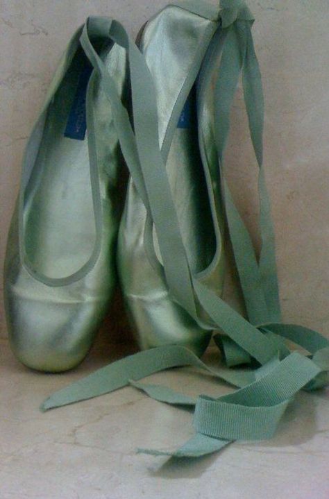 ˚ Jimmy Shoes, Classic Dance, Ballet Pointe, Ballet Beauty, Pretty Ballerinas, Dance Ballet, En Pointe, Ballet Costumes, Point Shoes