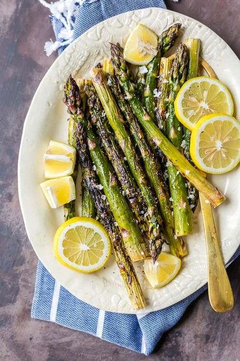 Doesn't get better than GRILLED LEMON BUTTER ASPARAGUS! My favorite Summer vegetable recipe made in minutes. Best side dish ever! Garden Vegetable Recipes, Summer Vegetable Recipes, Grilled Asparagus Recipes, Lemon Asparagus, Dip Sauce, Side Dishes For Bbq, How To Cook Asparagus, Thanksgiving Recipes Side Dishes, Low Carb Side Dishes