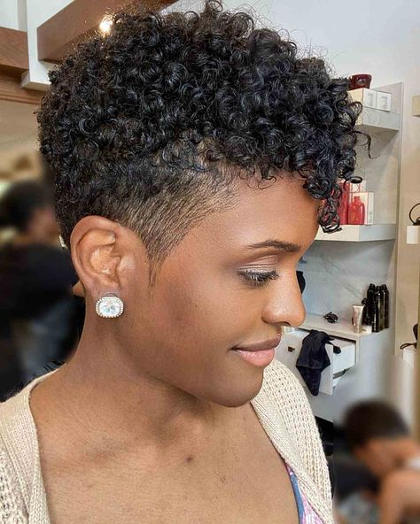 Short Black Natural Hairstyles, Natural Hair Haircuts, Edgy Short Haircuts, Short Natural Haircuts, Black Women Short Hairstyles, Short Natural Curly Hair, Black Hair Short Cuts, Dunner Wordend Haar, Tapered Natural Hair