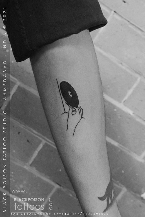 Music Dj Tattoo Design, Dj Decks Tattoo, Music Production Tattoo, Vinyl Tattoo Minimalist, Record Tattoo Ideas, Vinyl Tattoo Ideas, Vinyl Tattoo Record, Famous Art Tattoo Minimalist, Fine Line Music Tattoo